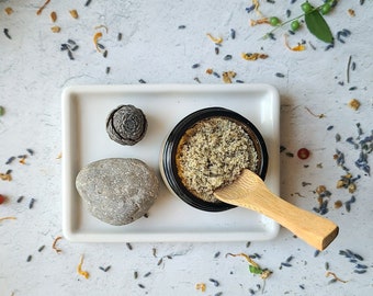 Ziołowy peeling do stóp: pumeks, sól, luffa, olej jojoba i składniki roślinne