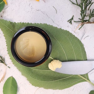 Biologische gezichtsboter, boterachtig botanisch vast serum, rozenbottel, bernagie, duindoorn, rozencrème