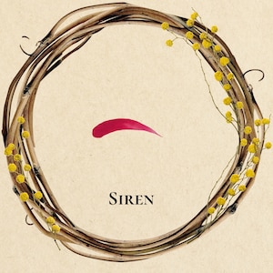 Pu&ograve; includere: Una ghirlanda fatta di ramoscelli marroni con fiori gialli e un tratto di pennello rosso al centro. La parola "SIREN" &egrave; scritta in nero sotto il tratto di pennello.
