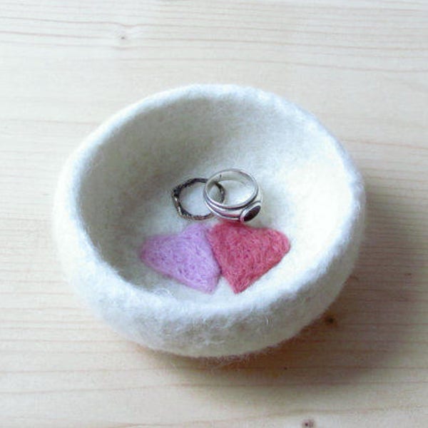 Ring dish - heart ring dish - Jewelry bowl - eco friendly wedding favor - felt ring bearer - Valentine day gift