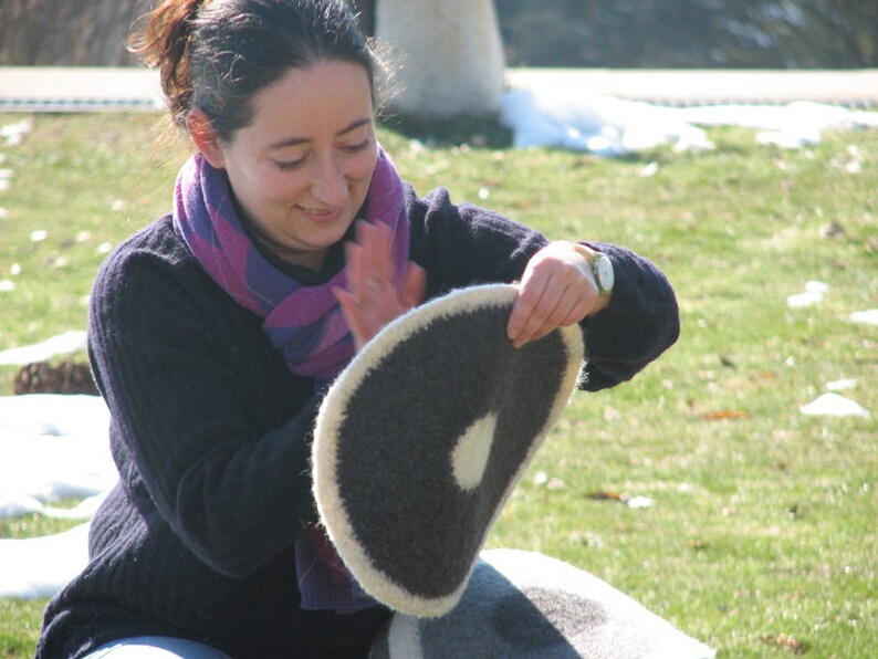 Felted placemat Cream and dark gray Organic series