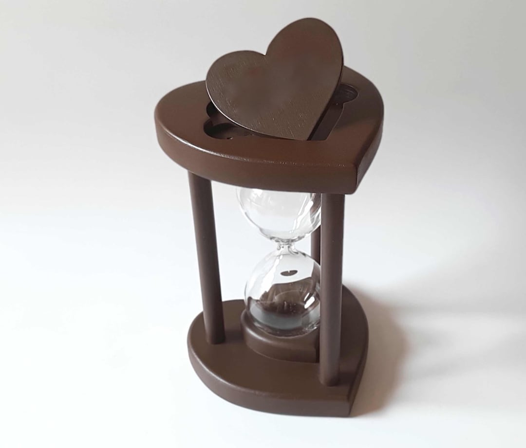 Reloj de arena de madera con forma de corazón romántico para
