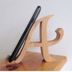 Soporte de madera para móvil con letra A / Soporte de madera para móvil