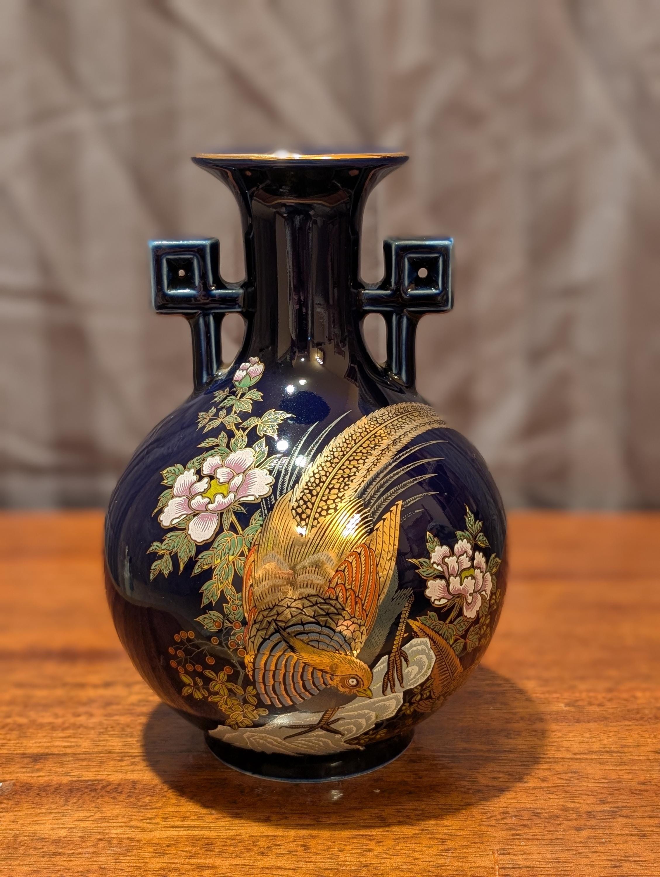 A silver shell-form box and cover, Tang dynasty 唐銀鏨花鳥紋