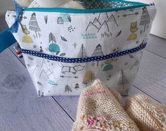 Sac à projet tricot, sac à encours, pochette zippée "Montagne enneigée" bleue et blanche, taille S