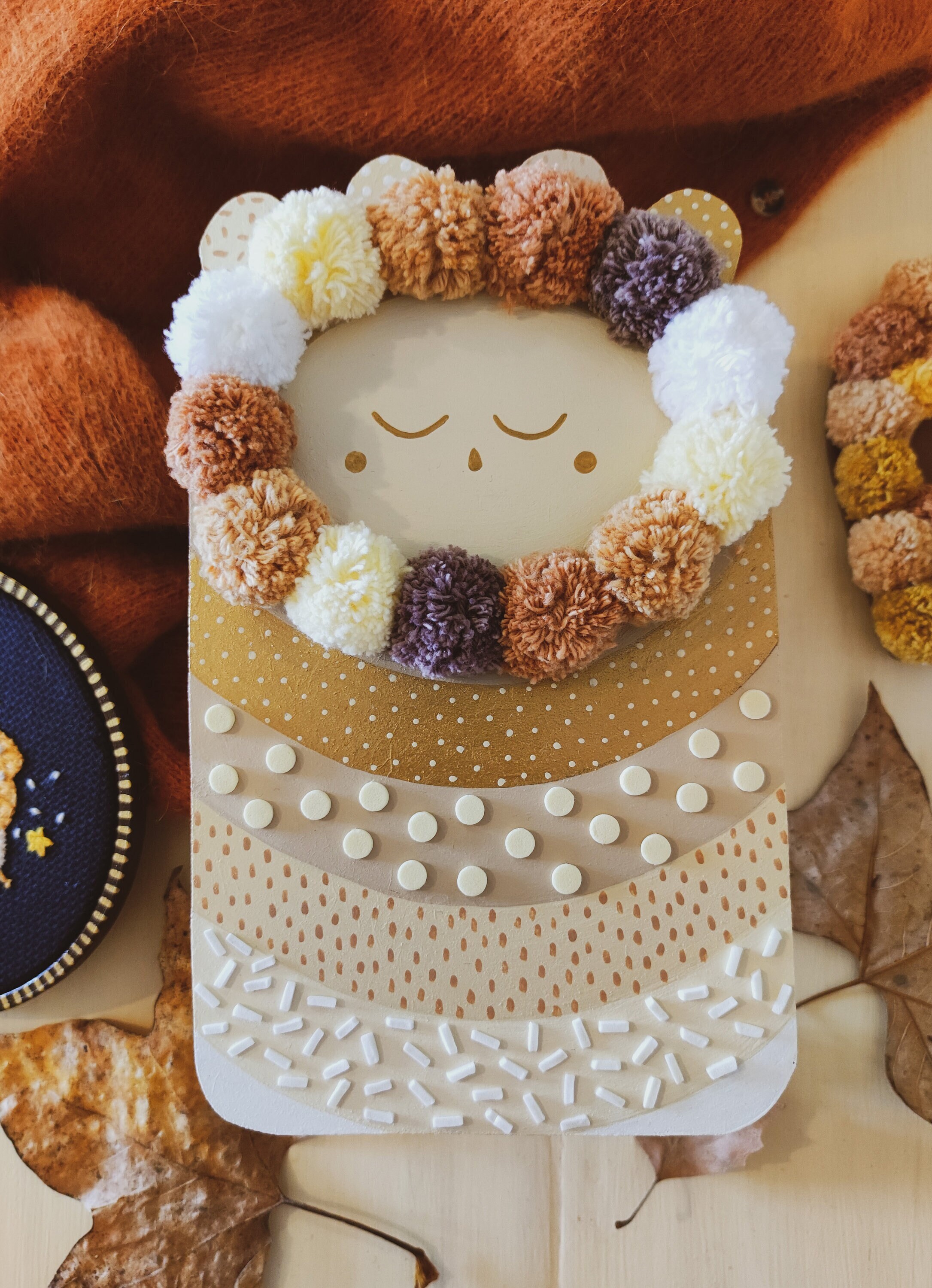 Décoration Murale en Bois Monstre Jaune/Ocre