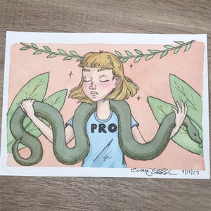 Puede incluir: Una ilustración de acuarela de una persona con cabello rubio que lleva una camisa azul con la palabra "PRO" impresa en ella. La persona está rodeada de hojas verdes y dos serpientes. Las serpientes son verdes y tienen una barriga marrón claro.