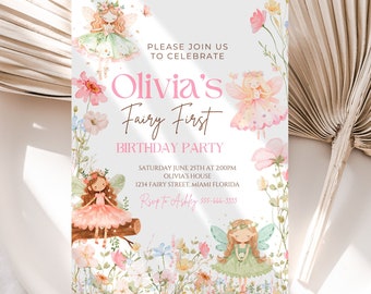 Könnte beinhalten: Eine rosafarbene und grüne Einladung zu einer Feen-Geburtstagsparty mit einem floralen Hintergrund. Die Einladung lautet "Olivia's Fairy First Birthday Party" und enthält Datum, Uhrzeit, Ort und RSVP-Informationen.
