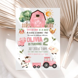 Pode incluir: Um convite de aniversário de tema de fazenda rosa e verde para uma menina que está completando dois anos. O convite apresenta um celeiro rosa, um porco, uma vaca, uma ovelha, uma galinha, um trator e o texto "Olivia está completando 2 anos".