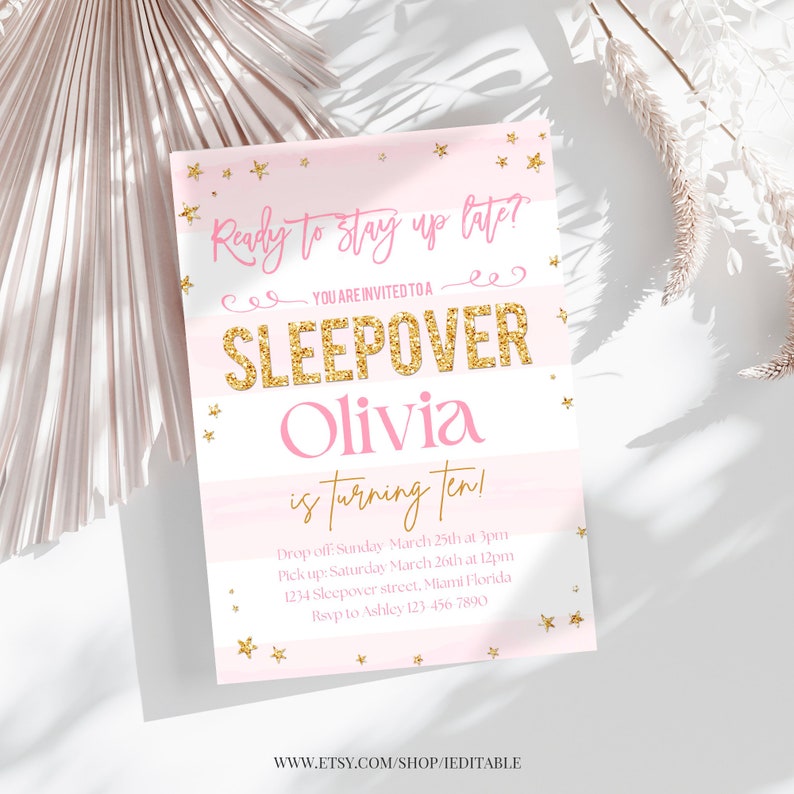 Puede incluir: Invitaci&oacute;n rosa y blanca con texto de purpurina dorada que dice "&iquest;Listo para quedarte despierto hasta tarde? Est&aacute;s invitado a una pijamada Olivia cumple diez!"  Deja: Domingo 25 de marzo a las 3 pm. Recoge: S&aacute;bado 26 de marzo a las 12 pm. 1234 Sleepover Street, Miami Florida. RSVP a Ashley 123-456-7890.
