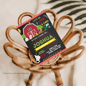 Puede incluir: Una invitaci&oacute;n estilo pizarra para una fiesta de cumplea&ntilde;os con tem&aacute;tica de granja. La invitaci&oacute;n presenta un granero rojo, animales de granja y un tractor. El texto de la invitaci&oacute;n dice: "With an Oink & A Moo & A Cock-A-Doodle-Two... We want to celebrate with you! Joshua is turning two. Saturday, November 25 from 2:00-4:00 p.m. Daniel's Farm 1235 Red Farm Street Orlando, Florida 5555 RSVP to Courtney at 555-666-382"