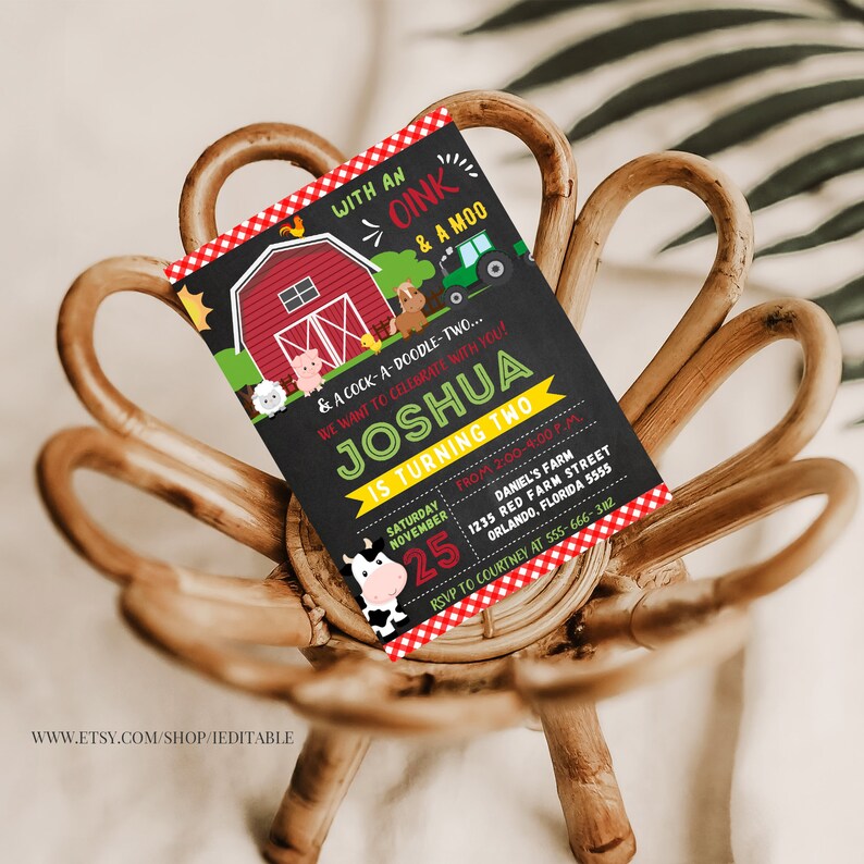 Puede incluir: Una invitaci&oacute;n estilo pizarra para una fiesta de cumplea&ntilde;os con tem&aacute;tica de granja. La invitaci&oacute;n presenta un granero rojo, animales de granja y un tractor. El texto de la invitaci&oacute;n dice: "With an Oink & A Moo & A Cock-A-Doodle-Two... We want to celebrate with you! Joshua is turning two. Saturday, November 25 from 2:00-4:00 p.m. Daniel's Farm 1235 Red Farm Street Orlando, Florida 5555 RSVP to Courtney at 555-666-382"