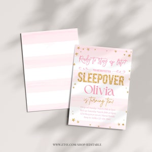 Puede incluir: Invitaci&oacute;n a una fiesta de pijamas rosa y dorada con texto de purpurina dorada que dice "&iquest;Listo para quedarte despierto hasta tarde? &iexcl;Est&aacute;s invitado a una pijamada Olivia cumple diez!" con detalles para la fiesta.