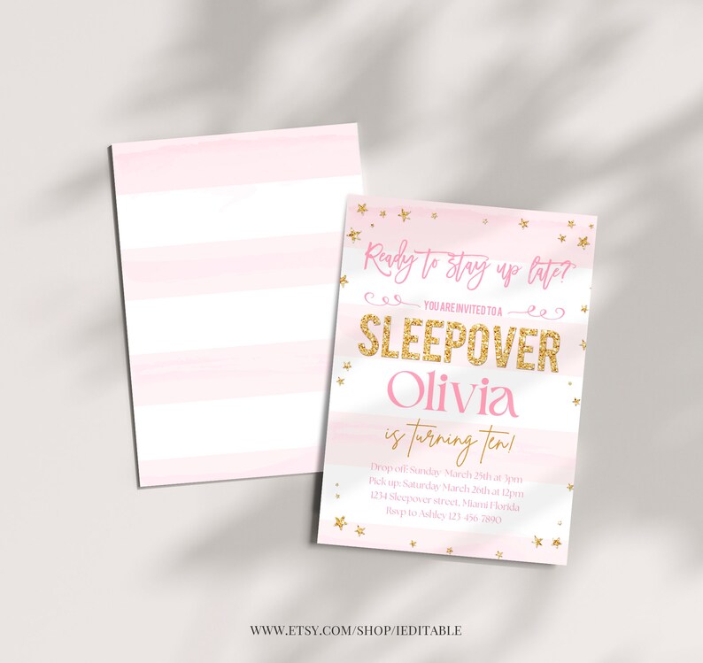 Puede incluir: Invitaci&oacute;n a una fiesta de pijamas rosa y dorada con texto de purpurina dorada que dice "&iquest;Listo para quedarte despierto hasta tarde? &iexcl;Est&aacute;s invitado a una pijamada Olivia cumple diez!" con detalles para la fiesta.