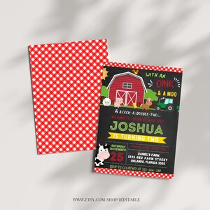 Puede incluir: Un fondo de cuadros rojos y blancos con una invitaci&oacute;n estilo pizarra para una fiesta de cumplea&ntilde;os con tem&aacute;tica de granja. La invitaci&oacute;n dice "With an Oink & A Moo & A Cock-A-Doodle-Two... We want to celebrate with you! Joshua is turning two." La invitaci&oacute;n tambi&eacute;n incluye la fecha, la hora y la ubicaci&oacute;n de la fiesta.