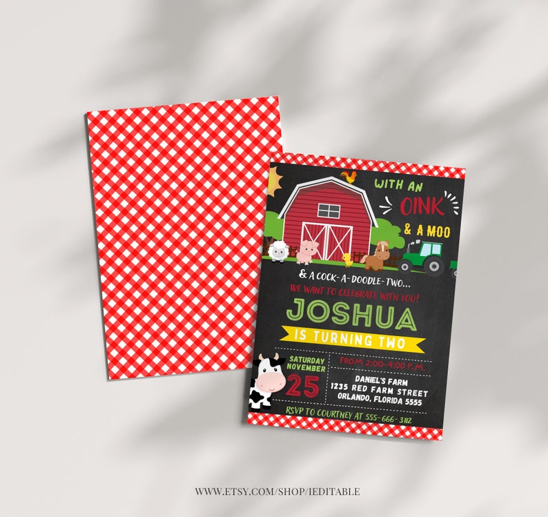 Puede incluir: Un fondo de cuadros rojos y blancos con una invitaci&oacute;n estilo pizarra para una fiesta de cumplea&ntilde;os con tem&aacute;tica de granja. La invitaci&oacute;n dice "With an Oink & A Moo & A Cock-A-Doodle-Two... We want to celebrate with you! Joshua is turning two." La invitaci&oacute;n tambi&eacute;n incluye la fecha, la hora y la ubicaci&oacute;n de la fiesta.