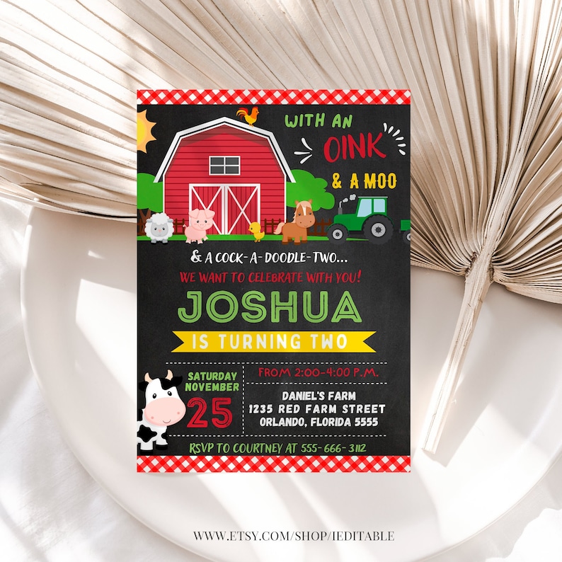 Puede incluir: Una invitaci&oacute;n estilo pizarra para una fiesta de cumplea&ntilde;os con tem&aacute;tica de granja. La invitaci&oacute;n es roja, verde, amarilla y negra con un granero rojo, un tractor, una vaca, un cerdo, un caballo y un pollito. El texto dice "Con un Oink & A Moo & A Cock-A-Doodle-Two... &iexcl;Queremos celebrar contigo! Joshua cumple dos a&ntilde;os. S&aacute;bado, 25 de noviembre, de 2:00 p.m. a 4:00 p.m. Granja de Daniel, 1235 Red Farm Street, Orlando, Florida 5555. RSVP a Courtney al 555-666-3112."