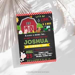 Puede incluir: Un fondo de cuadros rojos y blancos con una invitaci&oacute;n en pizarra para una fiesta de cumplea&ntilde;os con tem&aacute;tica de granja. La invitaci&oacute;n dice "With an Oink & A Moo & A Cock-A-Doodle-Two... We want to celebrate with you! Joshua is turning two. Saturday, November 25 from 2:00-4:00 p.m. Daniel's Farm 1235 Red Farm Street Orlando, Florida 5555 RSVP to Courtney at 555-666-3112"