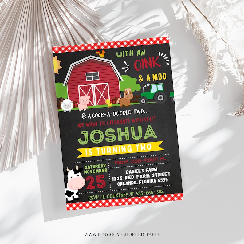 Puede incluir: Un fondo de cuadros rojos y blancos con una invitaci&oacute;n en pizarra para una fiesta de cumplea&ntilde;os con tem&aacute;tica de granja. La invitaci&oacute;n dice "With an Oink & A Moo & A Cock-A-Doodle-Two... We want to celebrate with you! Joshua is turning two. Saturday, November 25 from 2:00-4:00 p.m. Daniel's Farm 1235 Red Farm Street Orlando, Florida 5555 RSVP to Courtney at 555-666-3112"