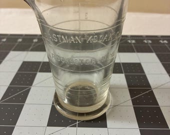 Vaso medidor de vidrio Kodak Eastman vintage - Vaso de precipitados para cuarto oscuro fotográfico de 177 ml - Recuerdos de Kodak de Rochester, NY - Vaso científico antiguo