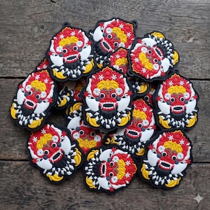 Toppe 3D in PVC e gomma con maschera Oni rossa balinese per decorare borse e giacche.