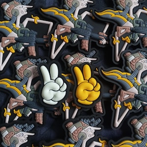 Kleiner Ranger Eye Peace Zwei-Finger-Shaka-Hand-Moral-PVC-Emoticon-Aufnäher, der im Dunkeln leuchtet (nur weiße Farbe)