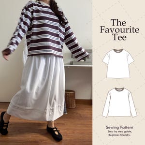Puede incluir: Una camiseta de manga larga con rayas horizontales en marrón oscuro, blanco y azul claro. La imagen incluye el texto The Favourite Tee y Sewing Pattern, junto con dos ilustraciones de líneas blancas de una camiseta y una prenda de manga larga.