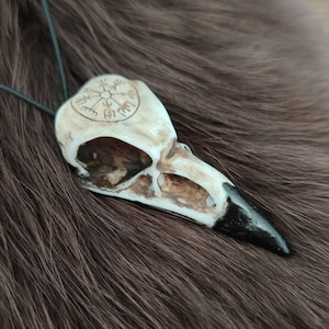 Krähenschädel Resin Halskette - Rabe echt-wie Fake Bone Nordische Goth bemalte Schmuck, Wikinger mittelalterlicher mythologischer Schmuck Geschenk Helm Ehrfurcht