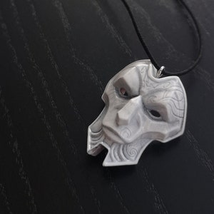 Maschera Jhin Collana isspirata a LOL、The Virtuoso - Ciondolo fatto a mano ファンアート
