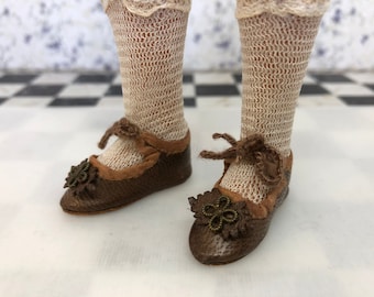 Vintage ,parade de modèles chaussures de cuir en couture pour poupée