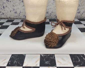 Ancienne jolie petite paire de chaussures en cuir pour