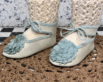 Leather doll shoes 8,8 cm - 3 1/2 " French style for an antique doll off white and soft blue