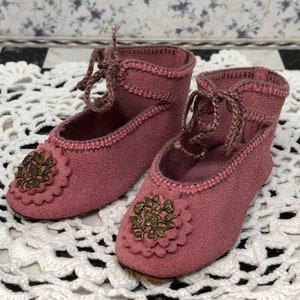 Leather suede doll shoes 8 cm 3 18 German style for an antique doll lilac pink with brass decorations . image 5