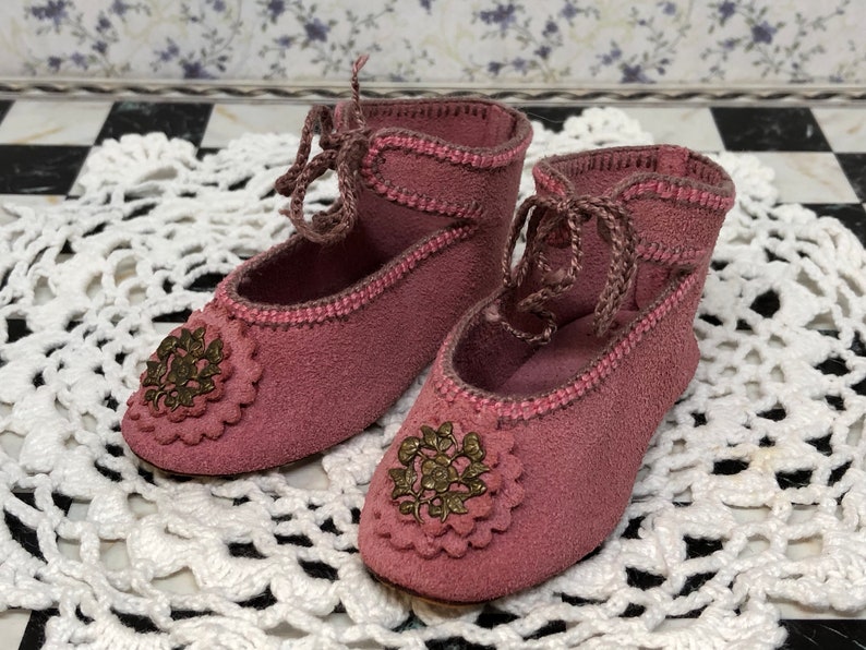 Leather suede doll shoes 8 cm 3 18 German style for an antique doll lilac pink with brass decorations . image 5