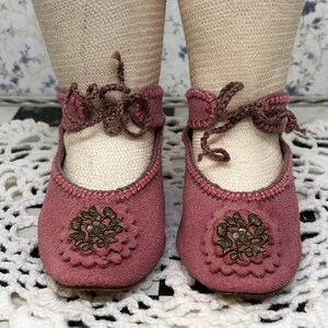 Leather suede doll shoes 8 cm 3 18 German style for an antique doll lilac pink with brass decorations . image 2