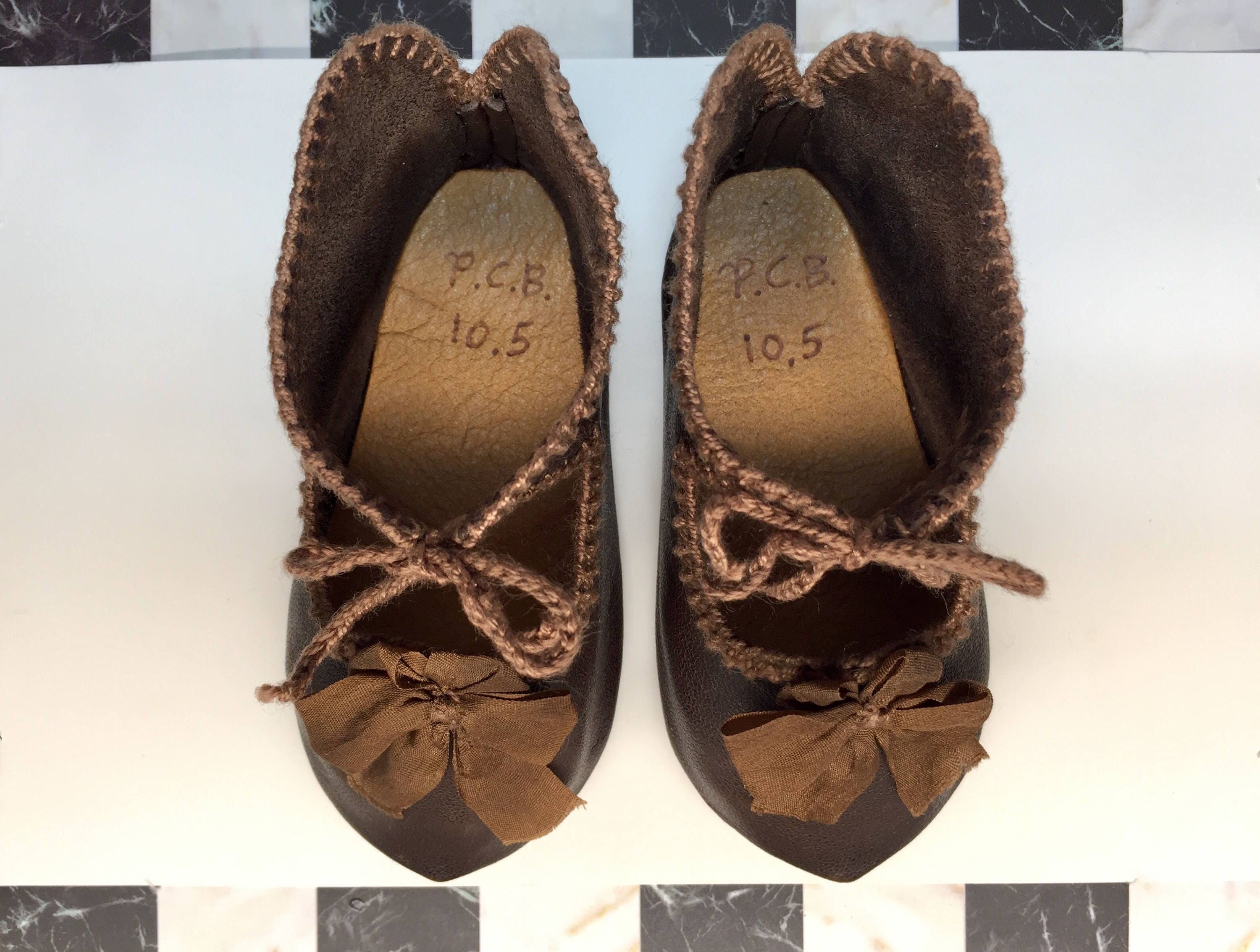 Paire De Chaussures Anciennes En Cuir Pour Poupée - Taille 10 (7,5cm) - France, Années 1900