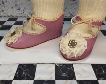 Leather doll shoes 10,5 cm  -   4  1\8 " French style for an antique doll lilac pink with off-white rosettes .