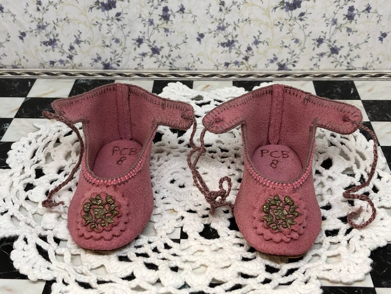 Leather suede doll shoes 8 cm 3 18 German style for an antique doll lilac pink with brass decorations . image 4