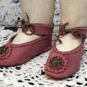 Leather suede doll shoes 8 cm 3 18 German style for an antique doll lilac pink with brass decorations . image 1