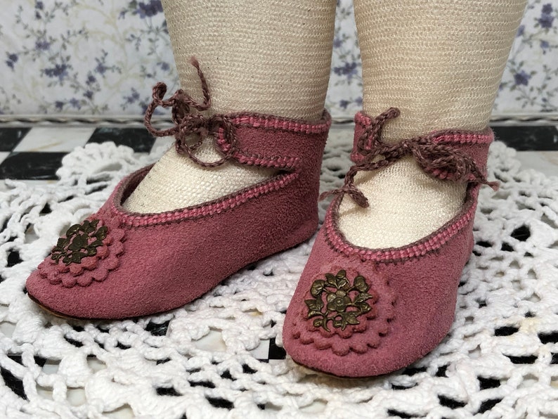 Leather suede doll shoes 8 cm 3 18 German style for an antique doll lilac pink with brass decorations . image 1