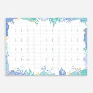 Puede incluir: Un calendario de pared para 2027 con una cuadr&iacute;cula vertical para cada mes del a&ntilde;o. El dise&ntilde;o presenta un fondo blanco con bordes decorativos de ilustraciones bot&aacute;nicas abstractas y patrones de follaje en azul, turquesa y amarillo.