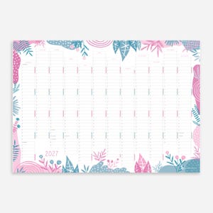 Puede incluir: Un calendario de pared para 2027 con una cuadr&iacute;cula horizontal para doce meses. El dise&ntilde;o incluye ilustraciones bot&aacute;nicas abstractas en rosa y azul de hojas y flores a lo largo de los bordes superior e inferior, enmarcando la cuadr&iacute;cula blanca.
