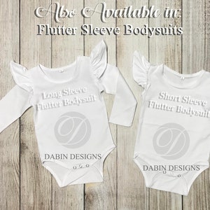Peut inclure: Deux bodies blancs pour b&eacute;b&eacute; avec des manches &agrave; volants. Le body de gauche a des manches longues et le texte "Long Sleeve Flutter Bodysuit" imprim&eacute; sur le devant. Le body de droite a des manches courtes et le texte "Short Sleeve Flutter Bodysuit" imprim&eacute; sur le devant. Les deux bodies ont le texte "DABIN DESIGNS" imprim&eacute; sur le bas.
