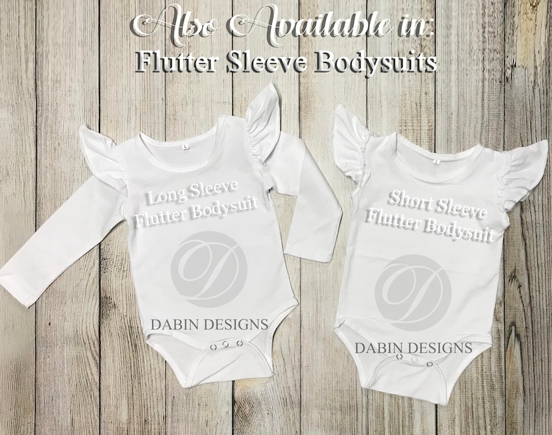 Peut inclure: Deux bodies blancs pour b&eacute;b&eacute; avec des manches &agrave; volants. Le body de gauche a des manches longues et le texte "Long Sleeve Flutter Bodysuit" imprim&eacute; sur le devant. Le body de droite a des manches courtes et le texte "Short Sleeve Flutter Bodysuit" imprim&eacute; sur le devant. Les deux bodies ont le texte "DABIN DESIGNS" imprim&eacute; sur le bas.