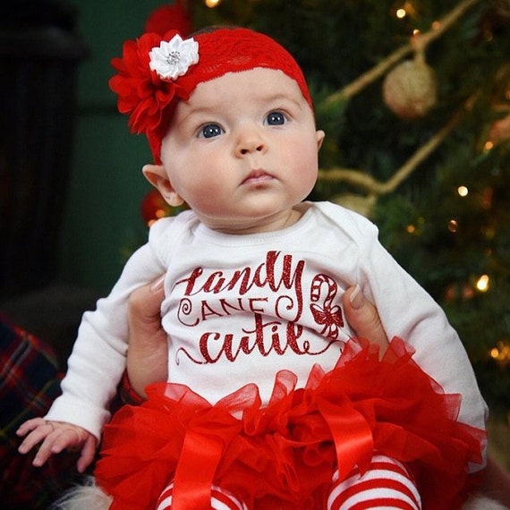 Bébé Fille 6 Mois En Body Rouge Sous Le Sapin De Noël Avec Des