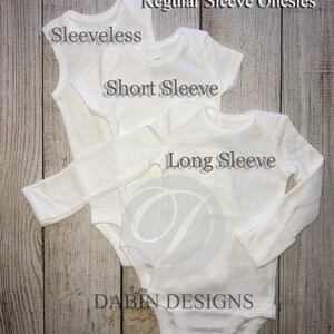 Peut inclure: Trois bodies blancs, un sans manches, un &agrave; manches courtes et un &agrave; manches longues. Les bodies sont dispos&eacute;s sur une surface en bois. Le texte "Also Available in: Regular Sleeve Onesies" est en haut de l'image. Le texte "Sleeveless", "Short Sleeve" et "Long Sleeve" est &eacute;crit sur les bodies. Le texte "DABIN DESIGNS" est en bas de l'image.