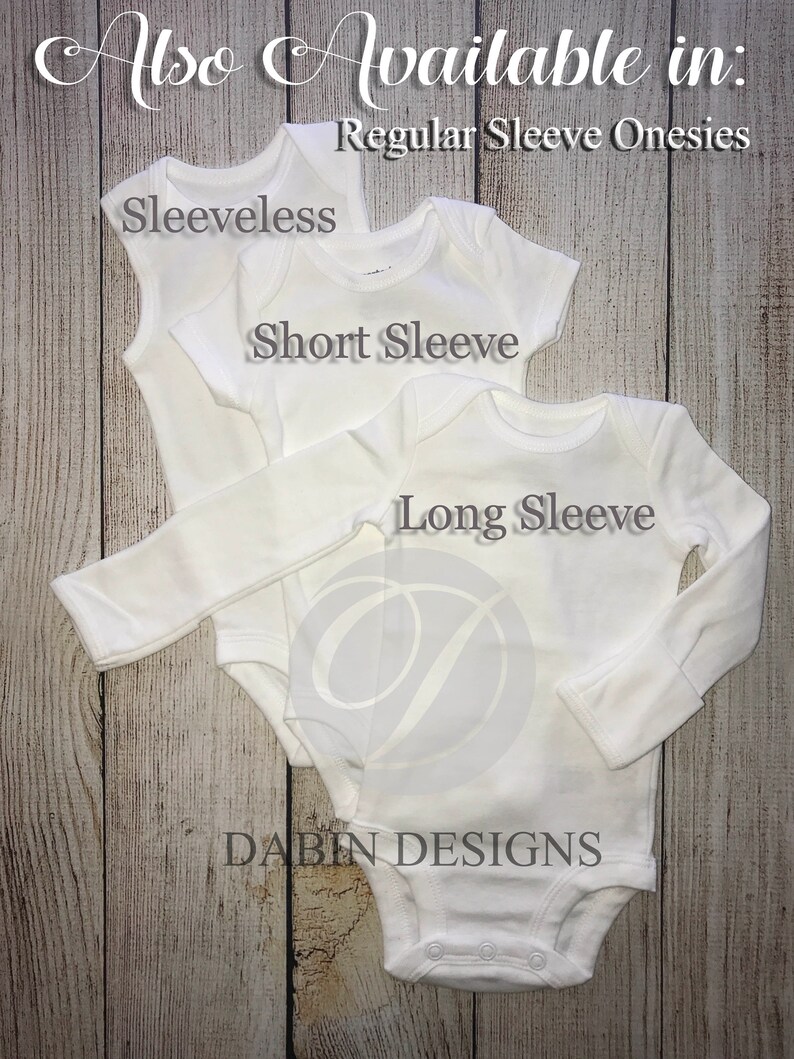 Peut inclure: Trois bodies blancs, un sans manches, un &agrave; manches courtes et un &agrave; manches longues. Les bodies sont dispos&eacute;s sur une surface en bois. Le texte "Also Available in: Regular Sleeve Onesies" est en haut de l'image. Le texte "Sleeveless", "Short Sleeve" et "Long Sleeve" est &eacute;crit sur les bodies. Le texte "DABIN DESIGNS" est en bas de l'image.