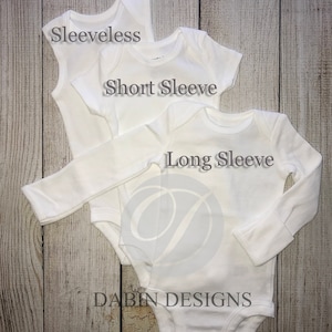 Puede incluir: Tres bodies blancos para beb&eacute;, uno sin mangas, uno de manga corta y uno de manga larga. Los bodies est&aacute;n apilados uno encima del otro, con el body sin mangas en la parte superior. El texto "Available in:" est&aacute; escrito encima de los bodies. El texto "Sleeveless", "Short Sleeve" y "Long Sleeve" est&aacute; escrito en cada body. El texto "DABIN DESIGNS" est&aacute; escrito debajo de los bodies.