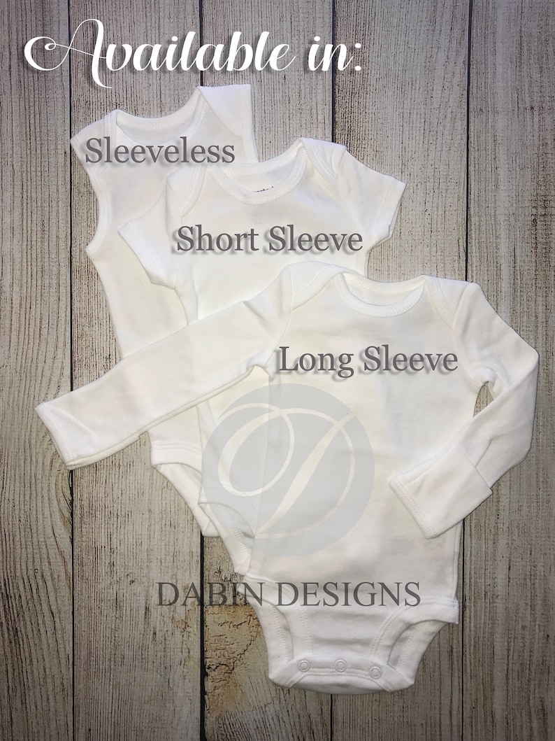 Puede incluir: Tres bodies blancos para beb&eacute;, uno sin mangas, uno de manga corta y uno de manga larga. Los bodies est&aacute;n apilados uno encima del otro, con el body sin mangas en la parte superior. El texto "Available in:" est&aacute; escrito encima de los bodies. El texto "Sleeveless", "Short Sleeve" y "Long Sleeve" est&aacute; escrito en cada body. El texto "DABIN DESIGNS" est&aacute; escrito debajo de los bodies.