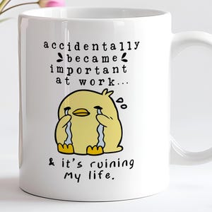 Op de afbeelding: Een witte keramische mok met een afbeelding van een huilend geel kuikentje en de zwarte tekst: accidentally became important at work... & it's ruining my life. De mok heeft een standaard handvat en een glad, cilindrisch ontwerp.